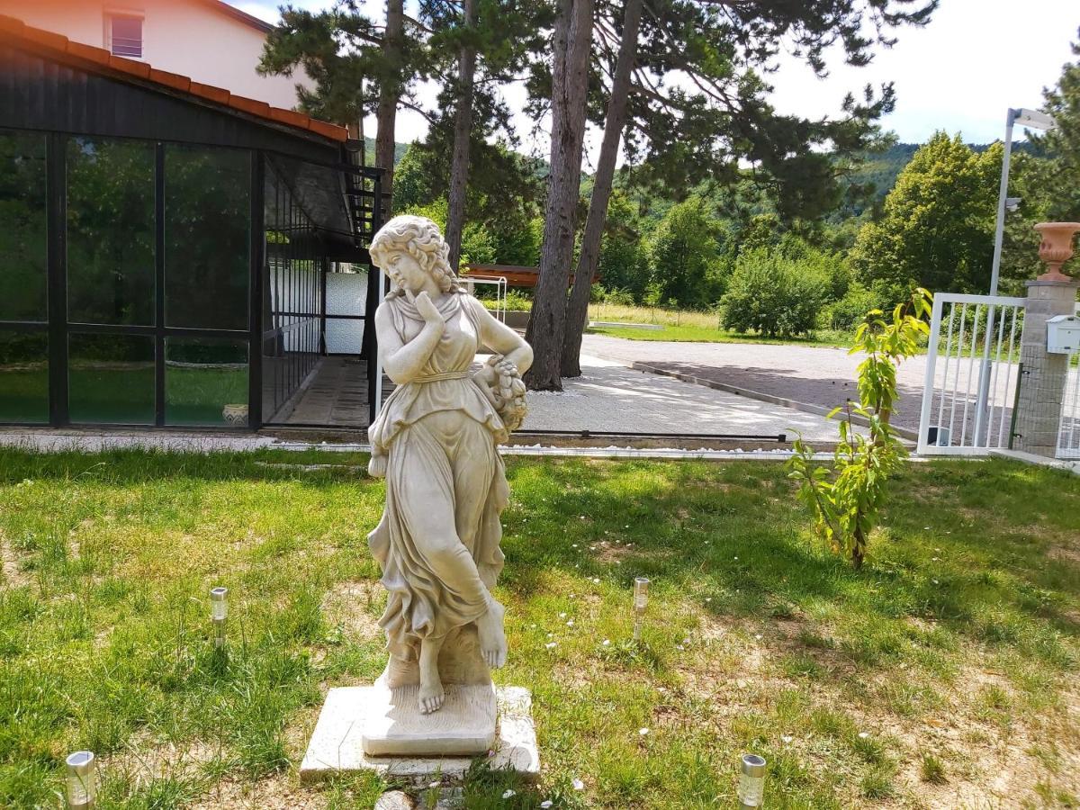 Divaca, Vila Srebrna Luaran gambar